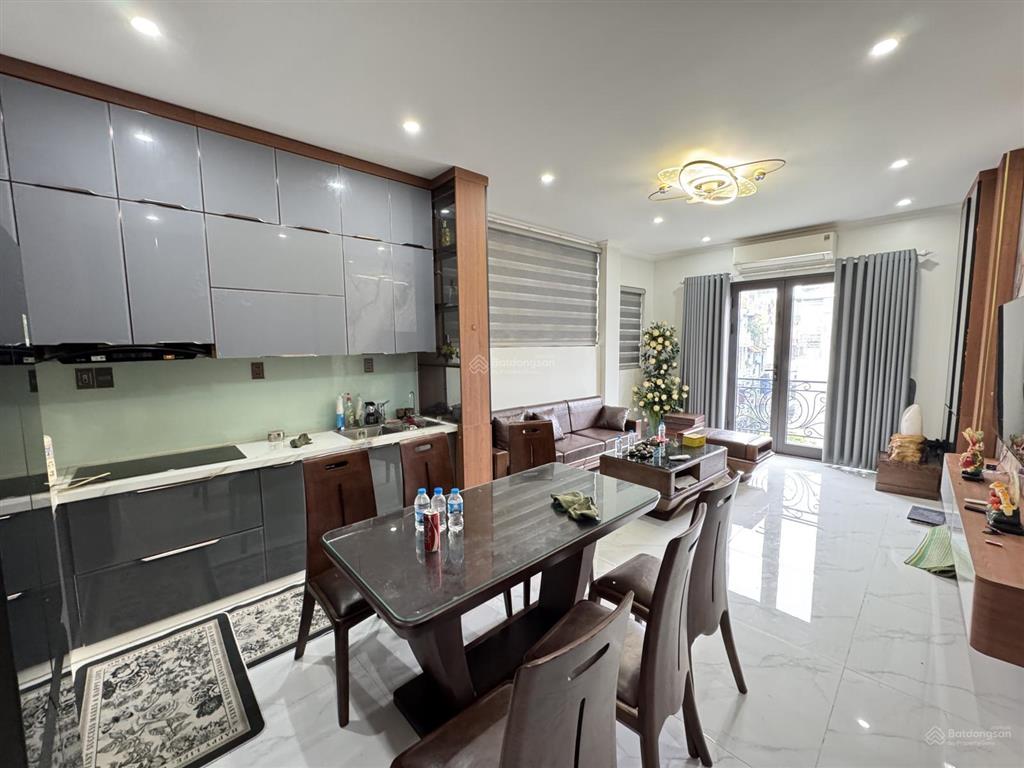 Nguyên căn mới keeng, phân lô hồng hà, 50m2  6 tầng thang máy, full đồ, ở ngay giá chỉ 25tr/tháng