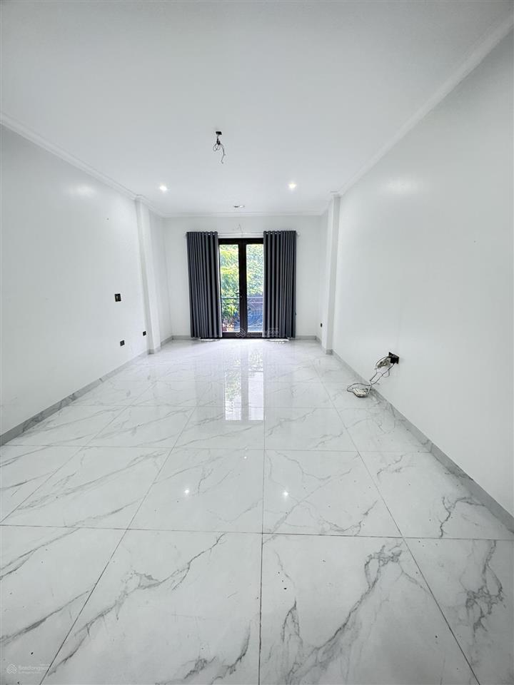 Nguyên căn mới keeng, phân lô hồng hà, 50m2  6 tầng thang máy, full đồ, ở ngay giá chỉ 25tr/tháng