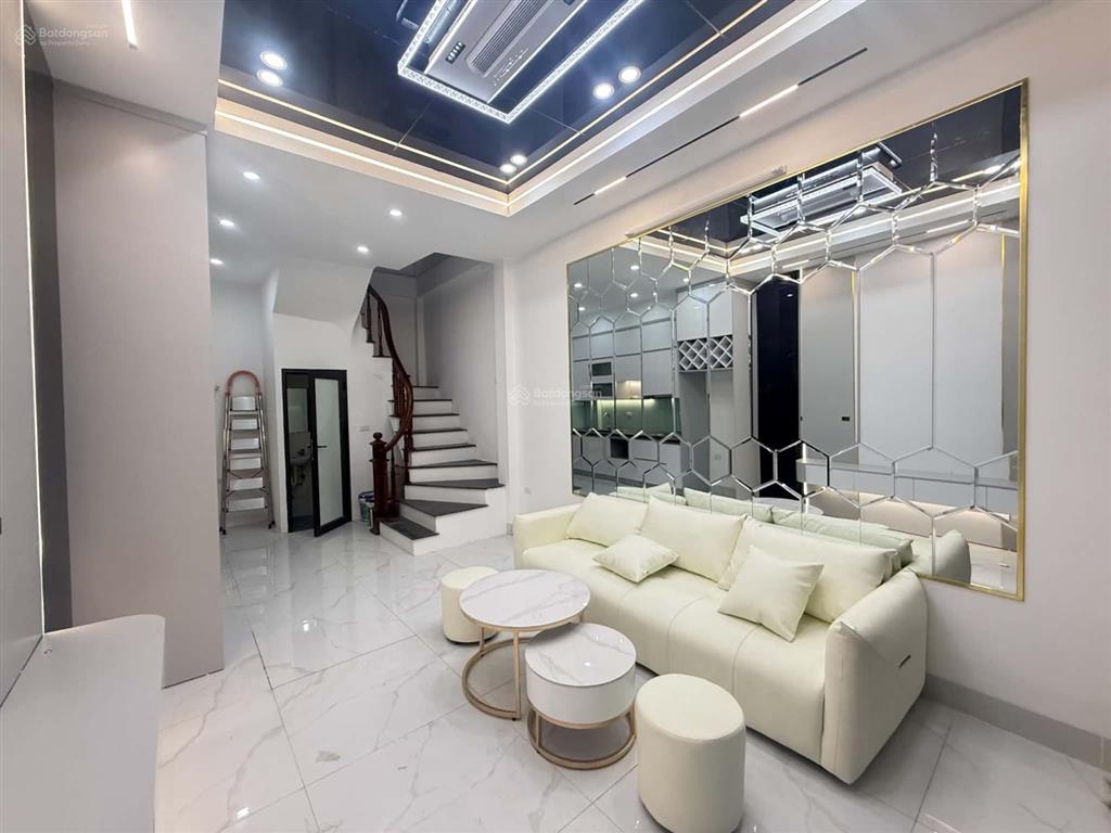 Bán nhà riêng tại bát khối, 35 m², thoáng trước sau, giá tốt chỉ với 6.4 tỷ (có thương lượng).