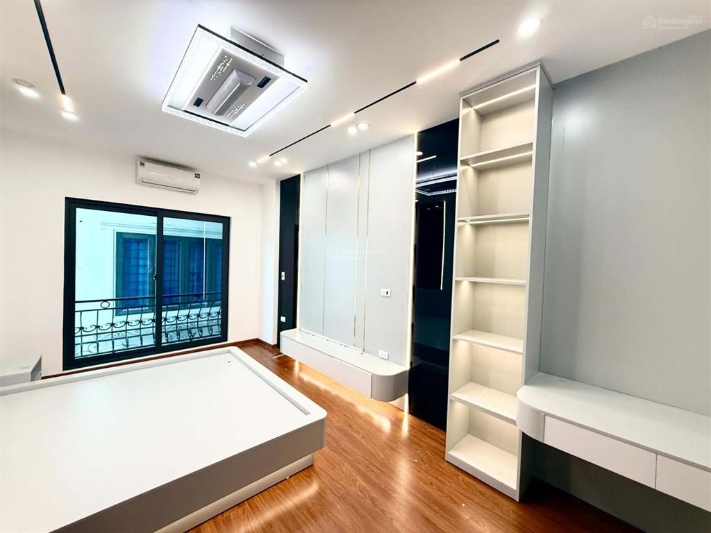 Nhà mới đẹp, ở luôn tặng full nội thất.giá chỉ 5,9 (ctl)tỷ nhà bát khối, 5 tầng 3 ngủ, đủ công năng