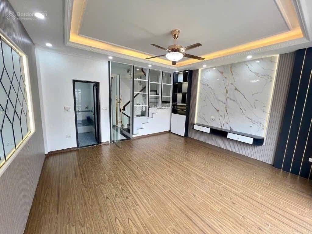 Bán căn nhà vĩnh ninh vĩnh quỳnh dt 60m2 x 5t gần chợ giá 6.9tỷ ô tô đậu gần cửa  0985 636 ***
