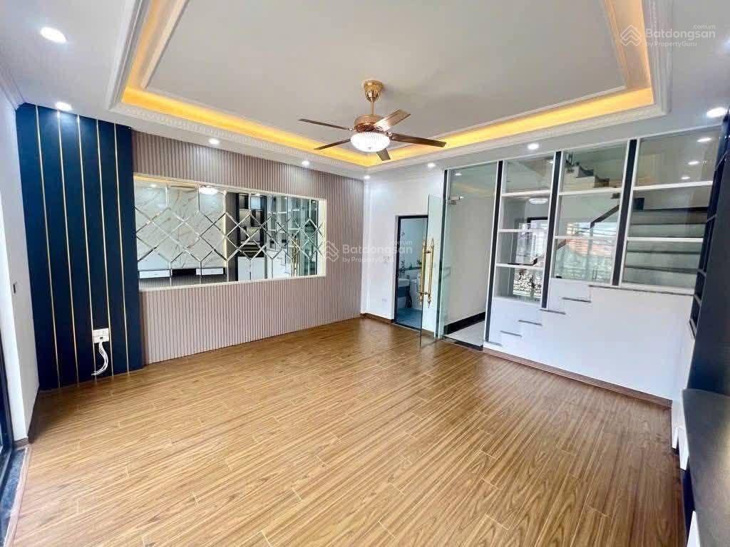 Bán căn nhà vĩnh ninh vĩnh quỳnh dt 60m2 x 5t gần chợ giá 6.9tỷ ô tô đậu gần cửa  0985 636 ***