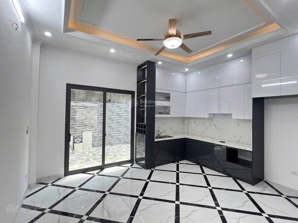 Bán căn nhà vĩnh ninh vĩnh quỳnh dt 60m2 x 5t gần chợ giá 6.9tỷ ô tô đậu gần cửa  0985 636 ***