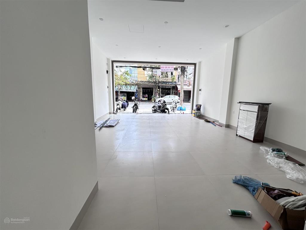 Mặt tiền núi thành cho thuê mặt bằng