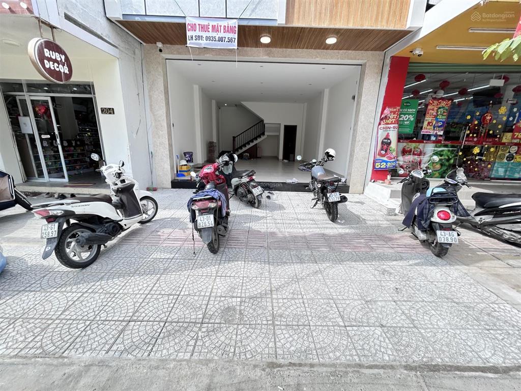 Mặt tiền núi thành cho thuê mặt bằng