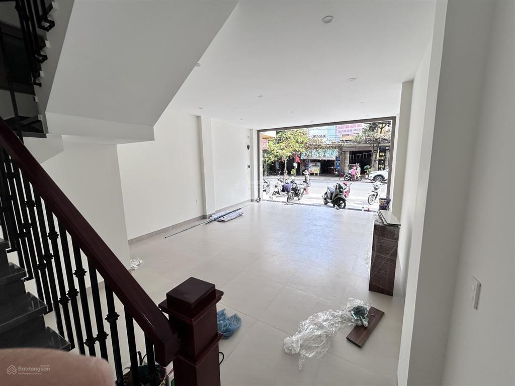 Mặt tiền núi thành cho thuê mặt bằng