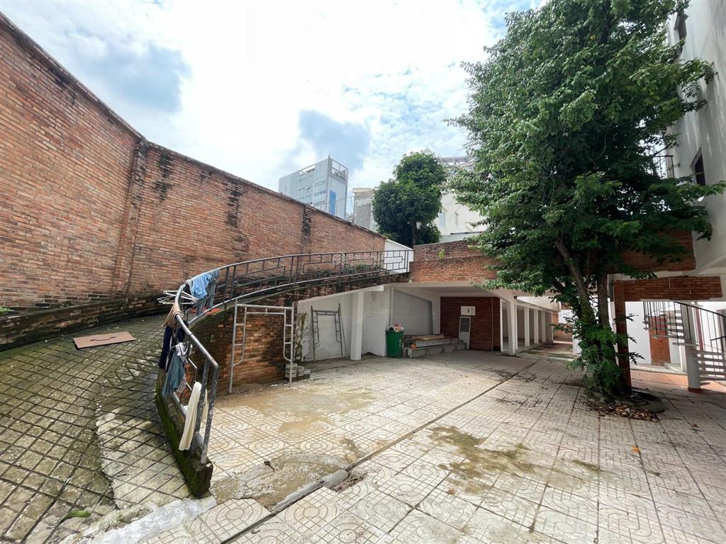 Cho thuê lô đất vàng góc 2mt trung tâm saigon q. 1, (dt 50m x 55m = 2500m2)