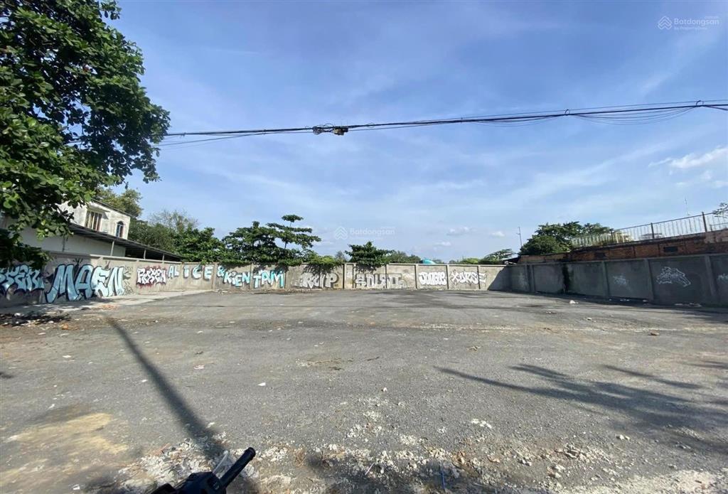 Cho thuê lô đất vàng góc 2mt trung tâm saigon q. 1, (dt 50m x 55m = 2500m2)