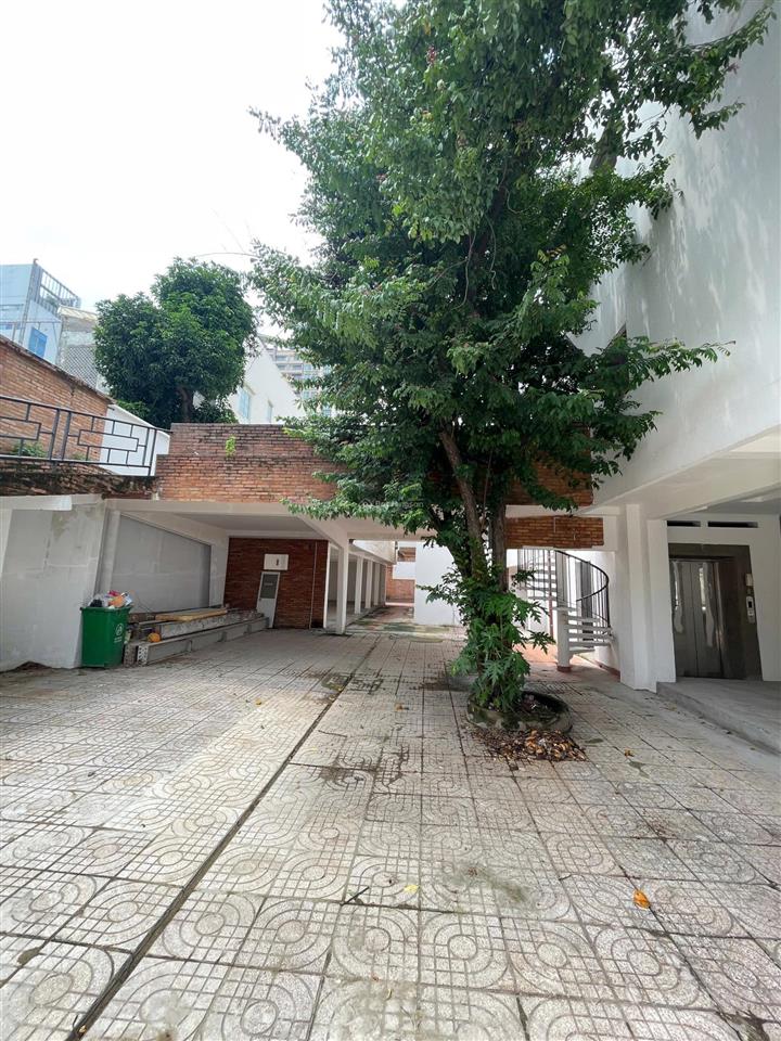 Cho thuê lô đất vàng góc 2mt trung tâm saigon q. 1, (dt 50m x 55m = 2500m2)