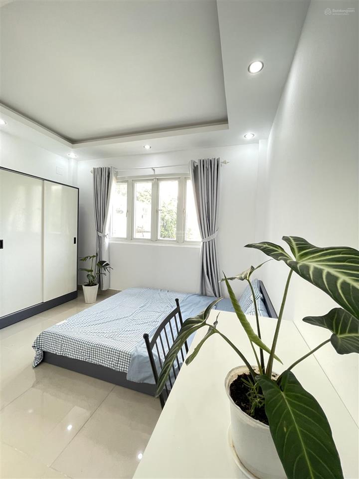 Cho thuê phòng đầy đủ nội thất cao cấp sách vali vào ở gần ga ngầm bến thành
