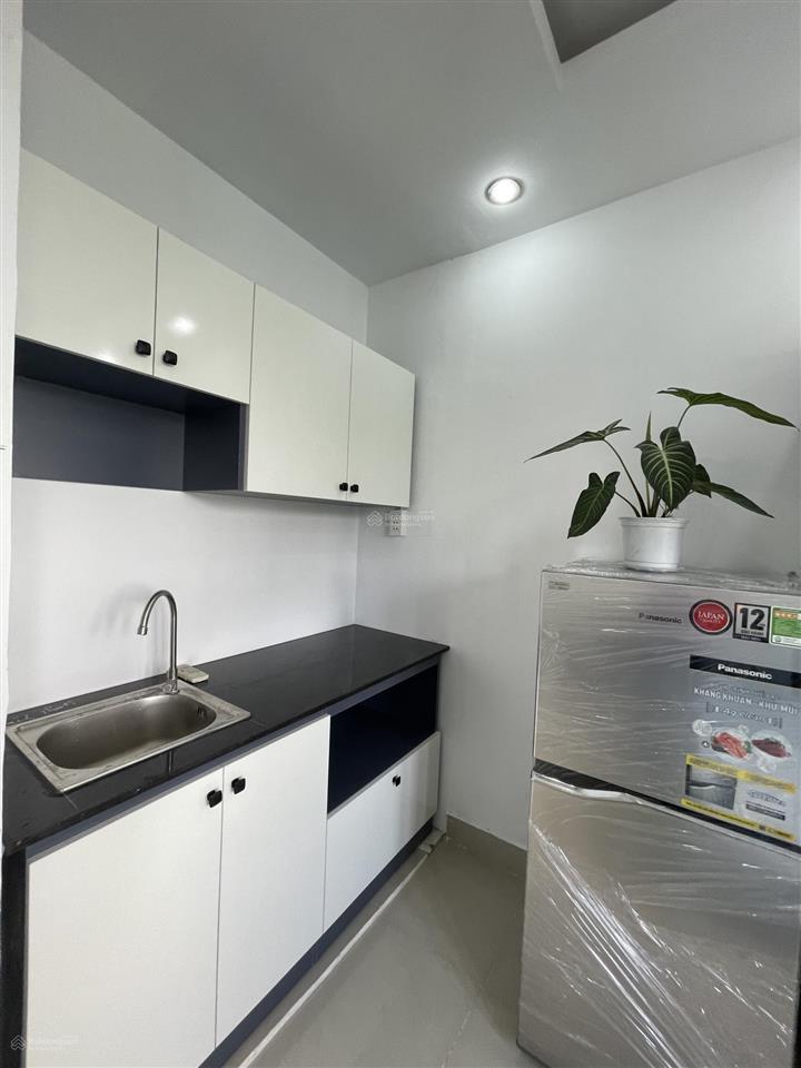 Cho thuê phòng đầy đủ nội thất cao cấp sách vali vào ở gần ga ngầm bến thành