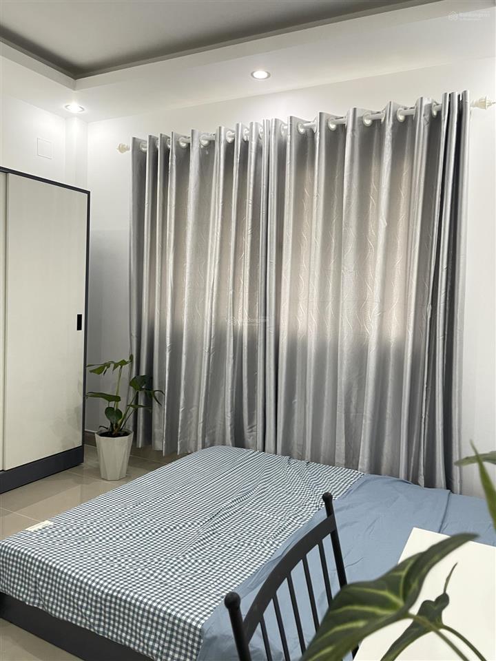 Cho thuê phòng đầy đủ nội thất cao cấp sách vali vào ở gần ga ngầm bến thành