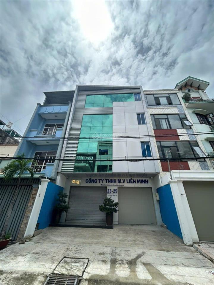 Cho thuê nhà mặt tiền sầm sơn ngay cổng sân bay. dt 7x20m. hầm trệt 3 lầu sân thượng. thang máy