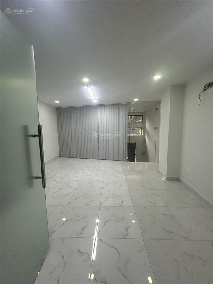 Nguyên căn mt đường ngô bệ, phường 13. dt 5,5x20m. trệt, lửng, 3,5 lầu sân thượng. có thang máy