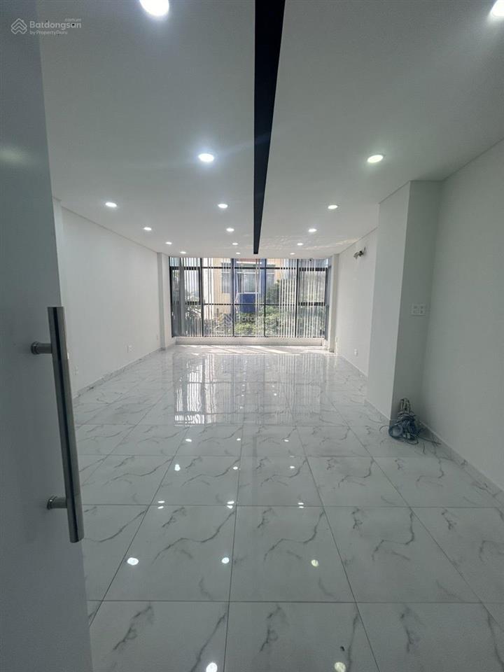 Nguyên căn mt đường ngô bệ, phường 13. dt 5,5x20m. trệt, lửng, 3,5 lầu sân thượng. có thang máy