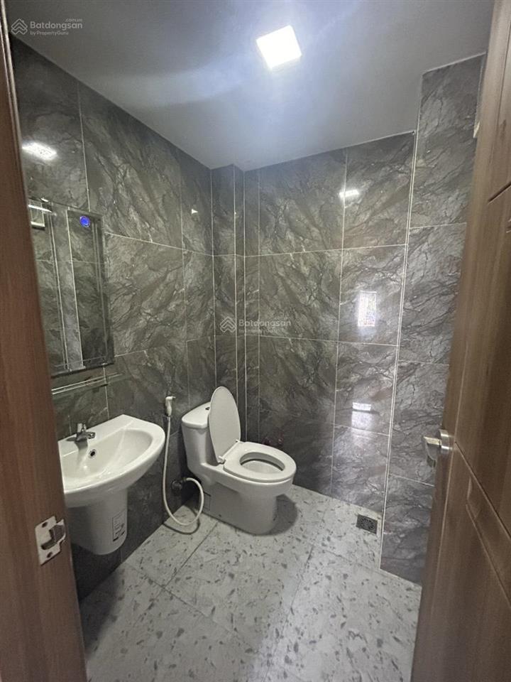 Nguyên căn mt đường ngô bệ, phường 13. dt 5,5x20m. trệt, lửng, 3,5 lầu sân thượng. có thang máy