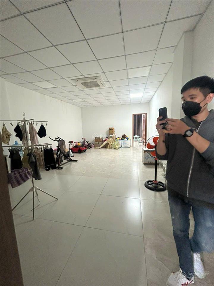 Cho thuê tòa nhà mt đường c18, phường 12. khu văn phòng k300. dt 6x20m. hầm, trệt, 4 lầu. sàn suốt