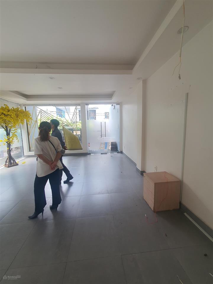 Tòa nhà cho thuê đường lê văn sỹ, phường 1. dt 6,5x22m. hầm, trệt, 4 lầu. sàn thông suốt