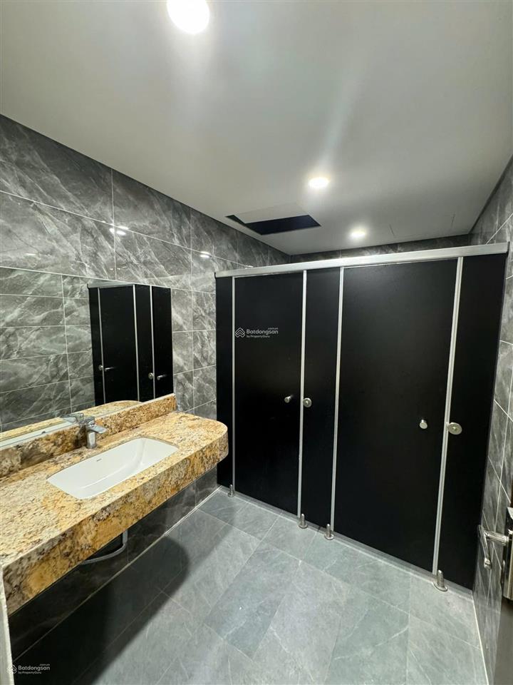 Tòa nhà cho thuê đường lam sơn, phường 2. dt 7,2x20m. hầm  6 tầng. pccc, sàn trống suốt.