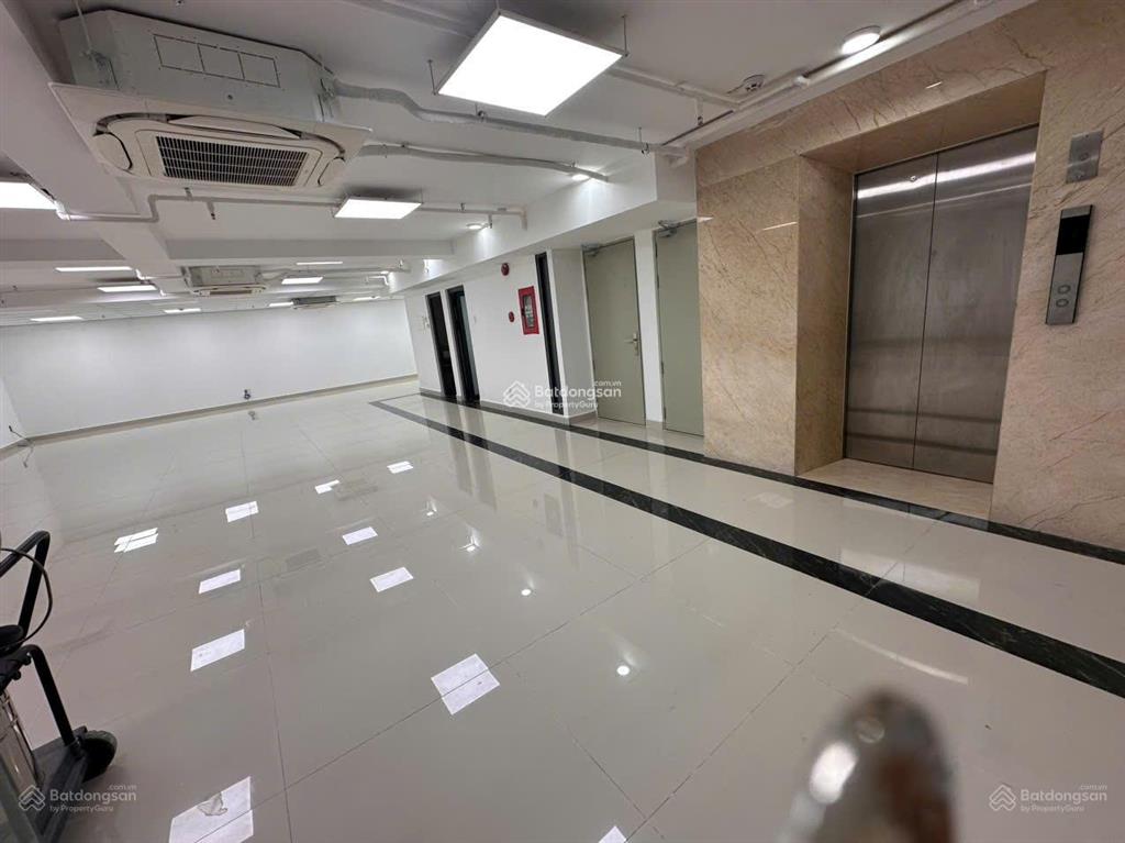 Building cho thuê mt trường sơn(tân bình cũ). dt 9x25m. 2 hầm 7 tầng. pccc đạt chuẩn