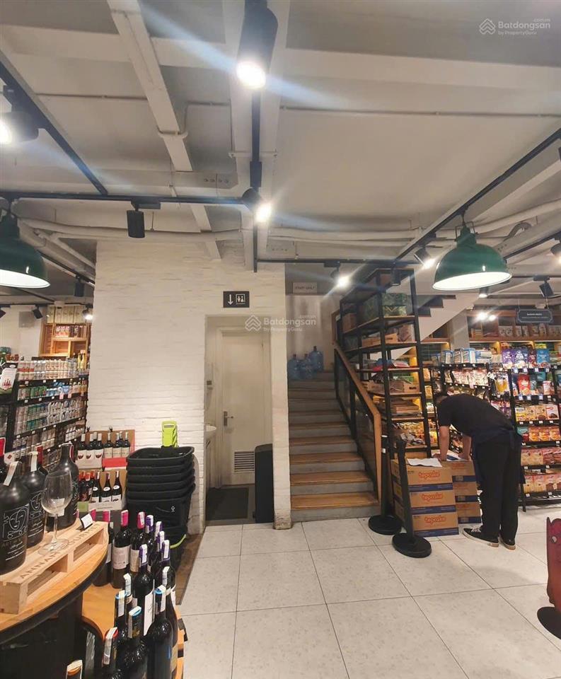 Cho thuê nhà nguyên căn mt hoàng văn thụ, p. phú nhuận. dt 16x19m. 1 trệt  1 lầu trống suốt.