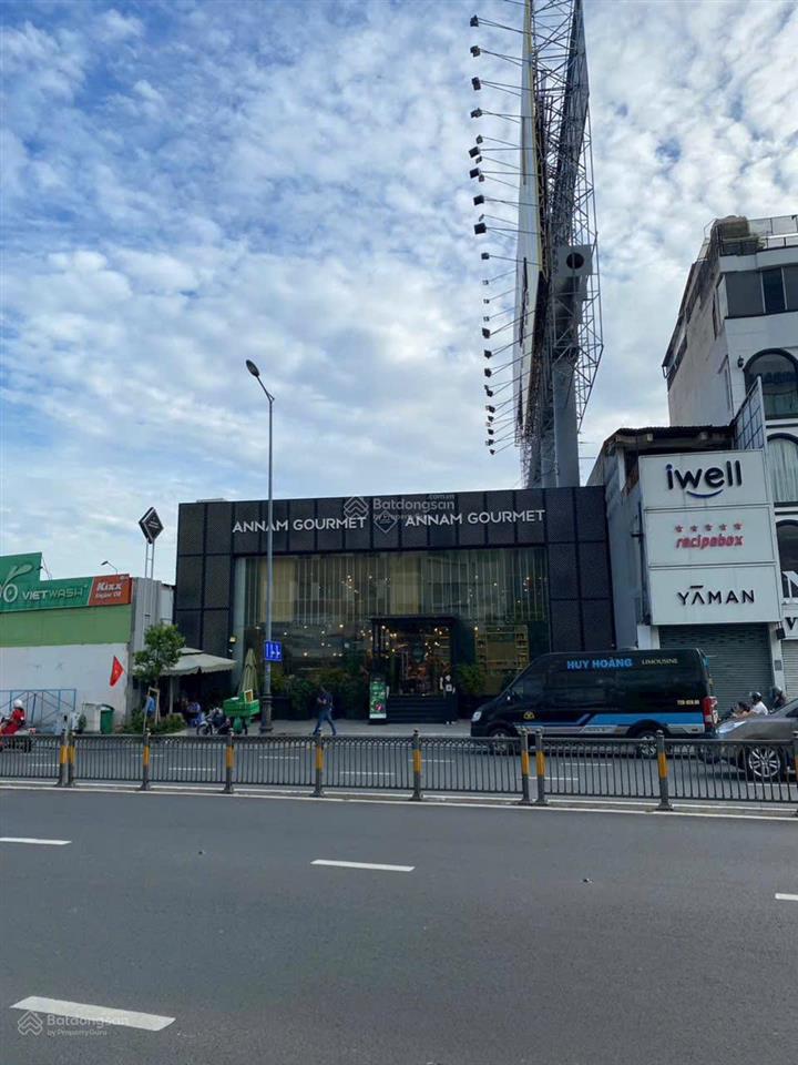 Cho thuê nhà nguyên căn mt hoàng văn thụ, p. phú nhuận. dt 16x19m. 1 trệt  1 lầu trống suốt.