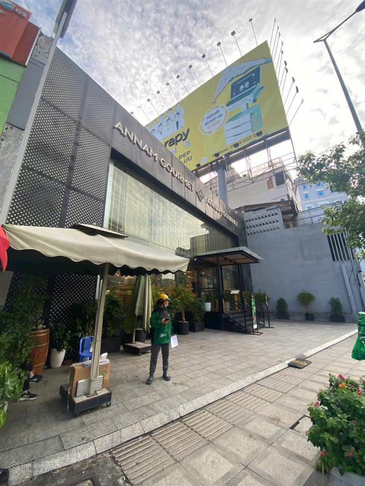 Cho thuê nhà nguyên căn mt hoàng văn thụ, p. phú nhuận. dt 16x19m. 1 trệt  1 lầu trống suốt.