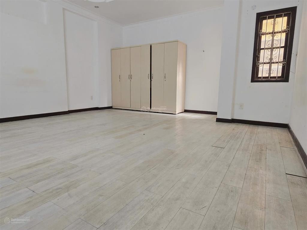 Cho thuê biệt thự mt hoa đào, p. cầu kiệu. dt 8x18m. 1 hầm  1 trệt  3 lầu. sẵn máy lạnh