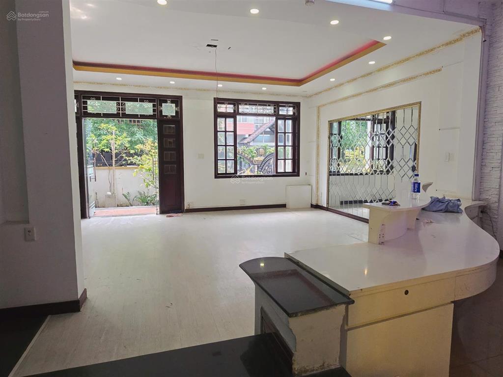 Cho thuê biệt thự mt hoa đào, p. cầu kiệu. dt 8x18m. 1 hầm  1 trệt  3 lầu. sẵn máy lạnh