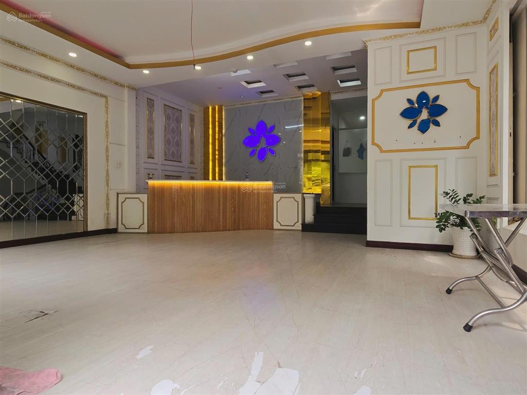 Cho thuê biệt thự mt hoa đào, p. cầu kiệu. dt 8x18m. 1 hầm  1 trệt  3 lầu. sẵn máy lạnh