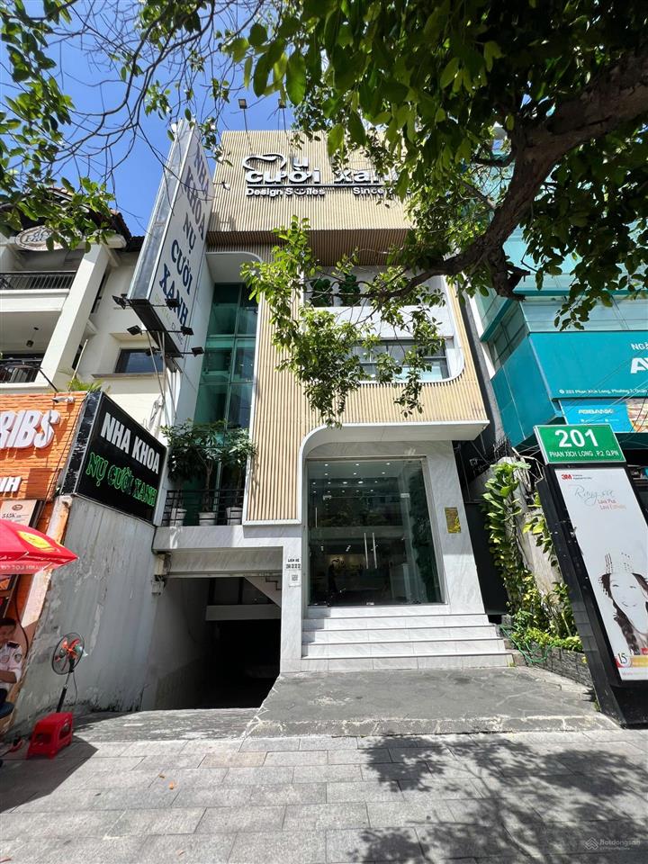 Tòa nhà cho thuê khu sầm uất phan xích long. dt 8x18m. hầm  trệt  3 lầu  sân thượng. thang máy