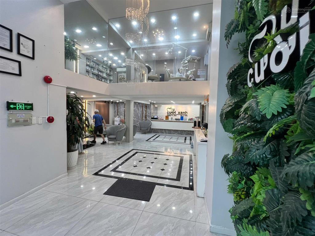 Tòa nhà cho thuê khu sầm uất phan xích long. dt 8x18m. hầm  trệt  3 lầu  sân thượng. thang máy