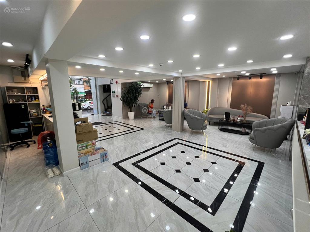 Tòa nhà cho thuê khu sầm uất phan xích long. dt 8x18m. hầm  trệt  3 lầu  sân thượng. thang máy