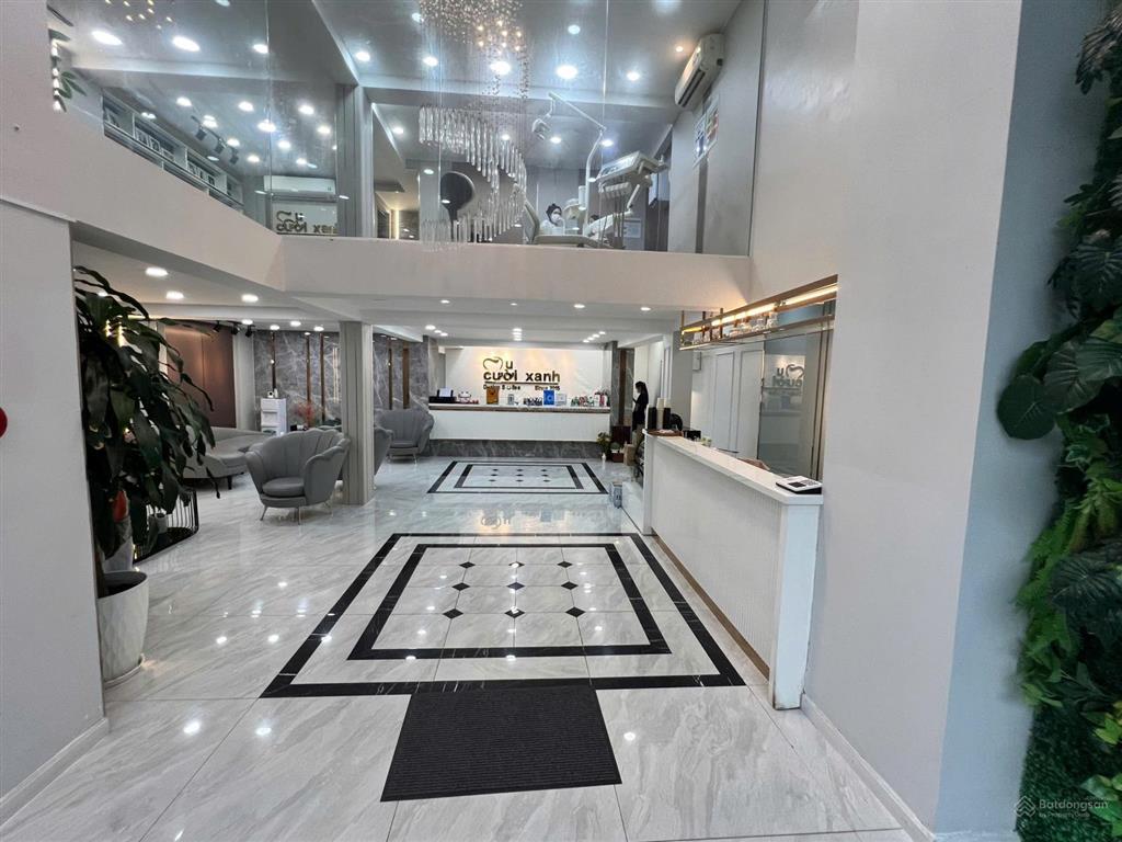 Tòa nhà cho thuê khu sầm uất phan xích long. dt 8x18m. hầm  trệt  3 lầu  sân thượng. thang máy