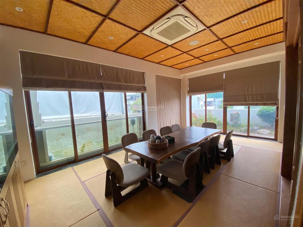Biệt thự cho thuê góc 2 mt hoa đào, p. cầu kiệu. dt 10x16m. trệt 3 lầu. full máy lạnh