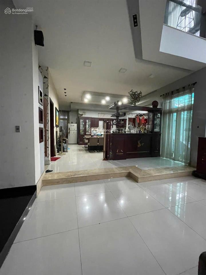 Cho thuê biệt thự đường hoàn hoa thám ngay ga t3 mới. dt 10x20m. trệt 3 lầu. nội thất cơ bản