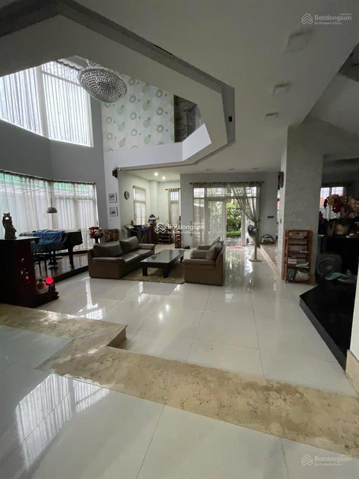 Cho thuê biệt thự đường hoàn hoa thám ngay ga t3 mới. dt 10x20m. trệt 3 lầu. nội thất cơ bản