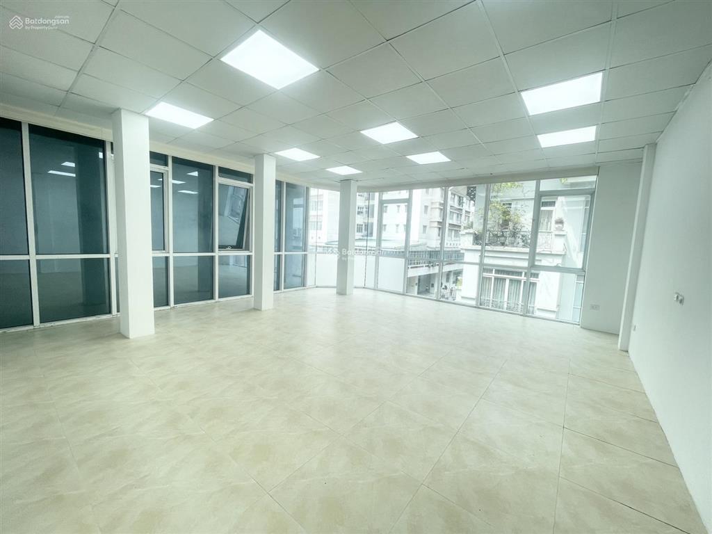 Cho thuê nguyên căn mt phổ quang vị trí đẹp ngay chung cư. dt 8x18m. trệt 3 lầu suốt.