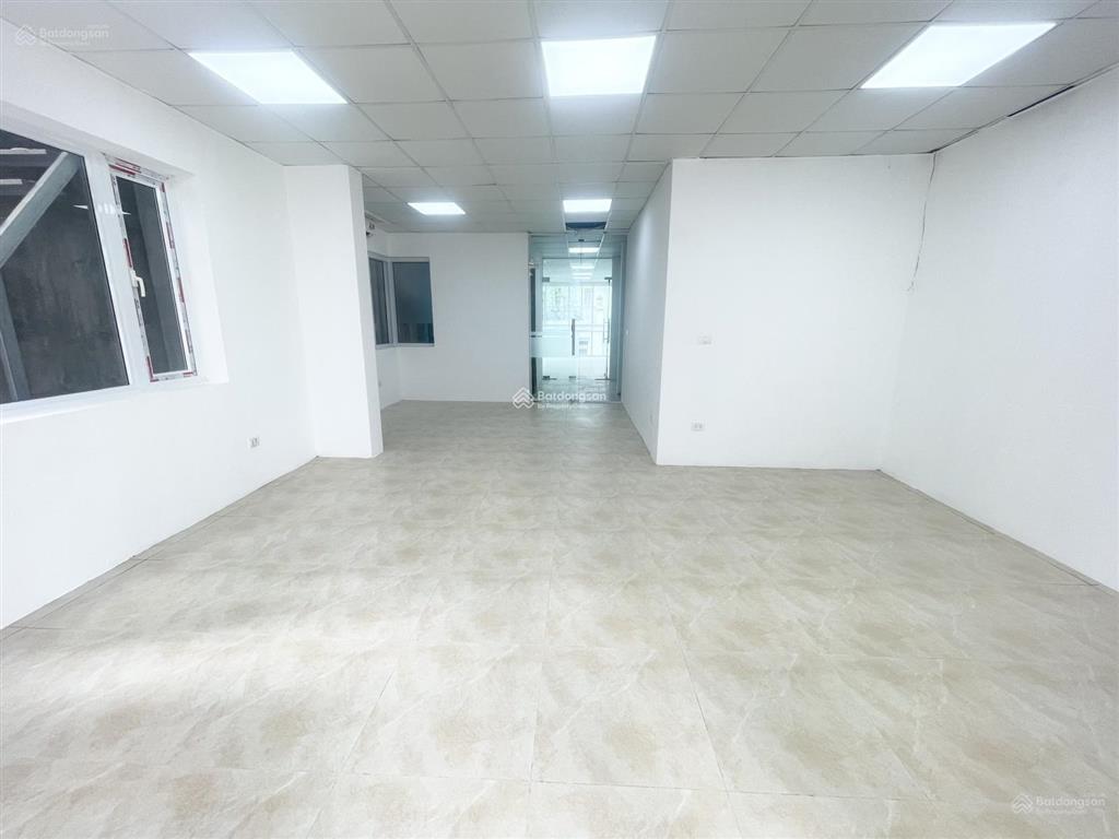 Cho thuê nguyên căn mt phổ quang vị trí đẹp ngay chung cư. dt 8x18m. trệt 3 lầu suốt.