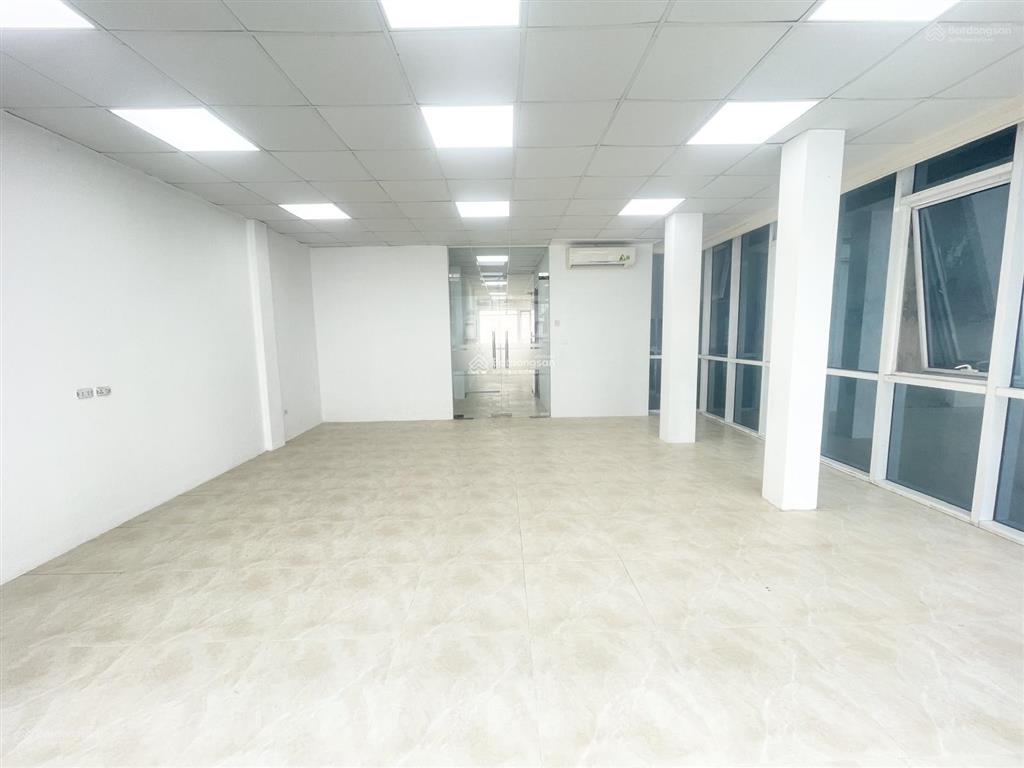 Cho thuê nguyên căn mt phổ quang vị trí đẹp ngay chung cư. dt 8x18m. trệt 3 lầu suốt.