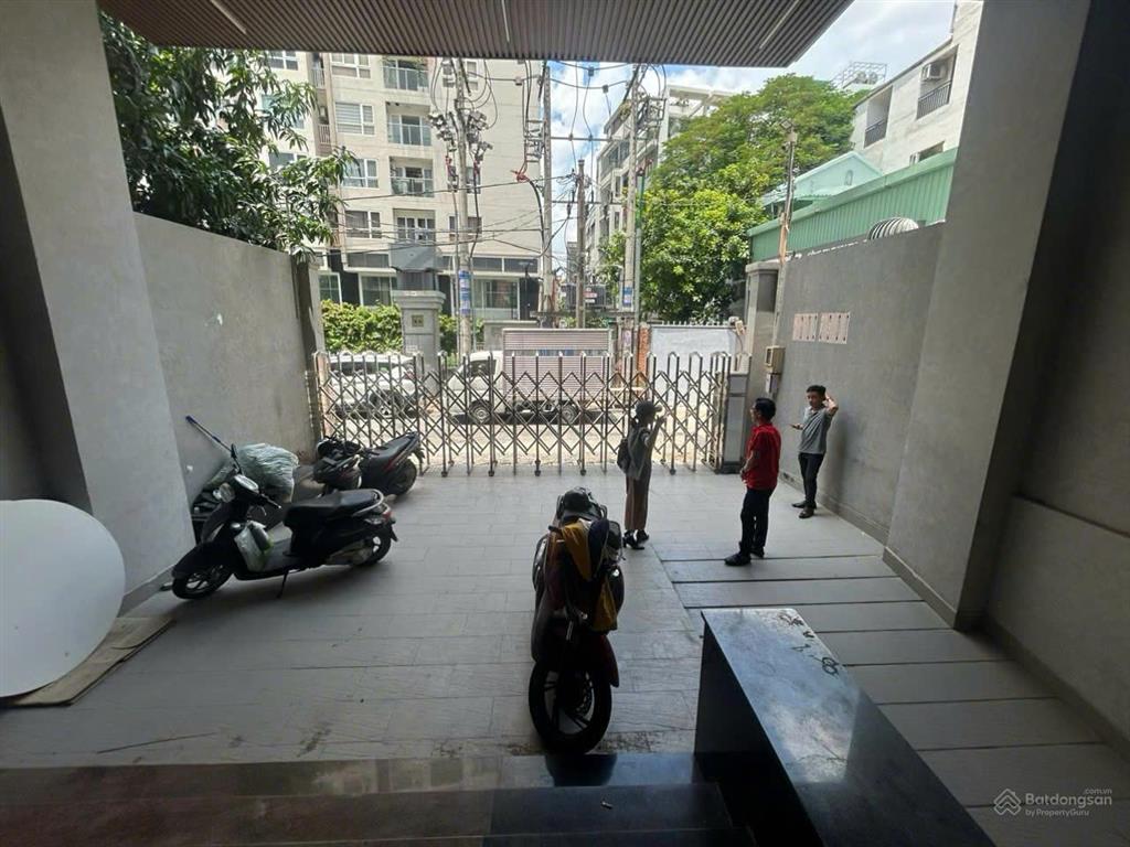 Tòa nhà cho thuê mt sông nhuệ ngay sân bay. dt 8x22m. hầm trệt 5 lầu. sàn suốt, thang máy