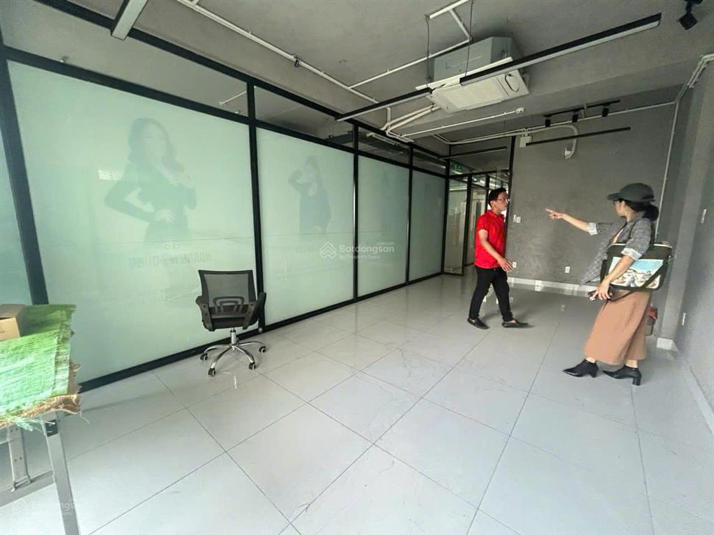 Tòa nhà cho thuê mt sông nhuệ ngay sân bay. dt 8x22m. hầm trệt 5 lầu. sàn suốt, thang máy