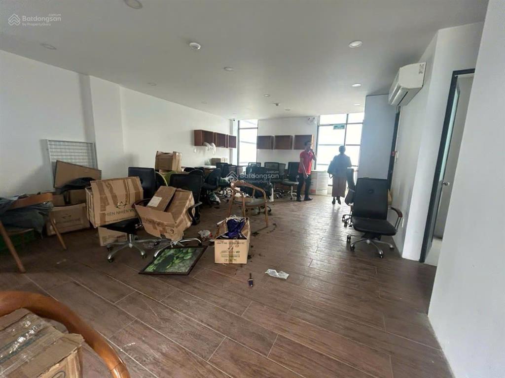 Tòa nhà cho thuê mt sông nhuệ ngay sân bay. dt 8x22m. hầm trệt 5 lầu. sàn suốt, thang máy