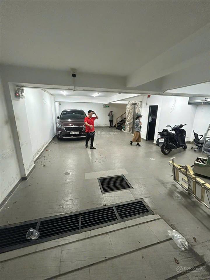 Tòa nhà cho thuê mt sông nhuệ ngay sân bay. dt 8x22m. hầm trệt 5 lầu. sàn suốt, thang máy