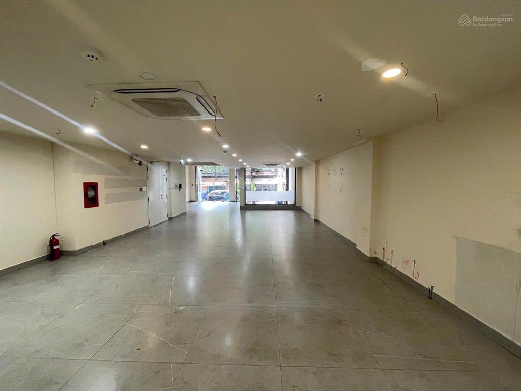 Building cho thuê đường cộng hòa. dt 8x33m. hầm 7 tầng. pccc đầy đủ. dtsd 1.200m2