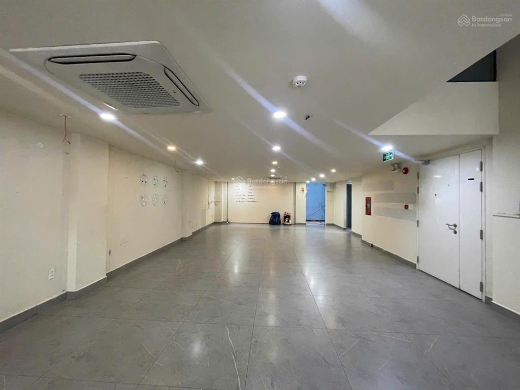 Building cho thuê đường cộng hòa. dt 8x33m. hầm 7 tầng. pccc đầy đủ. dtsd 1.200m2