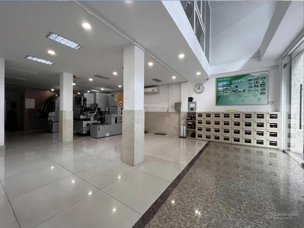 Cho thuê nguyên căn mt ngay sân bay. dt 9x22m. trệt  4 lầu sân thượng. sàn suốt. thang máy
