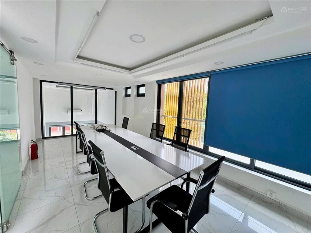 Cho thuê nguyên căn đường phổ quang ngay chung cư. dt 8x19m. hầm, 4 lầu. nhà thiết kế văn phòng