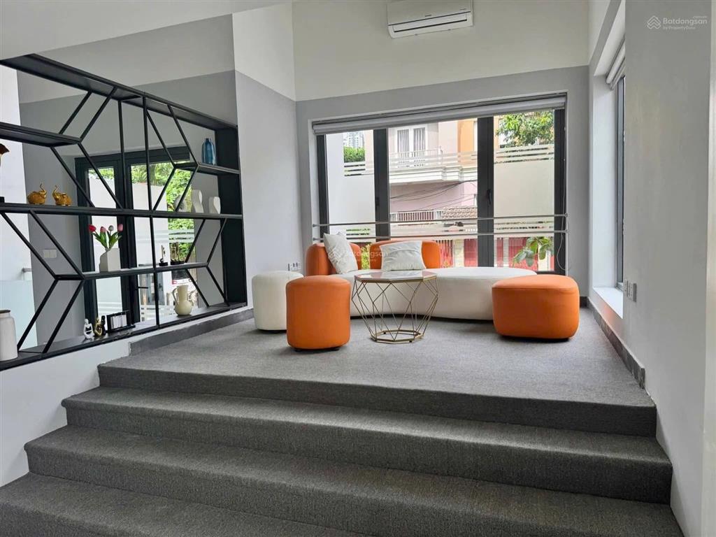 Cho thuê nguyên căn đường phổ quang ngay chung cư. dt 8x19m. hầm, 4 lầu. nhà thiết kế văn phòng