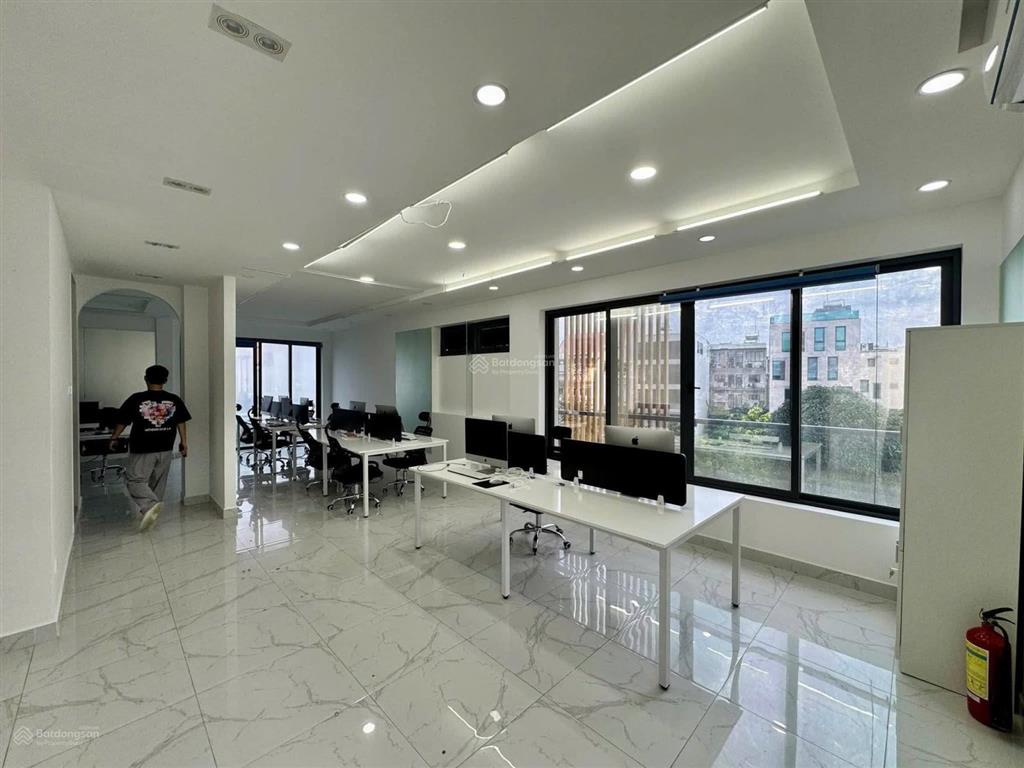 Cho thuê nguyên căn đường phổ quang ngay chung cư. dt 8x19m. hầm, 4 lầu. nhà thiết kế văn phòng